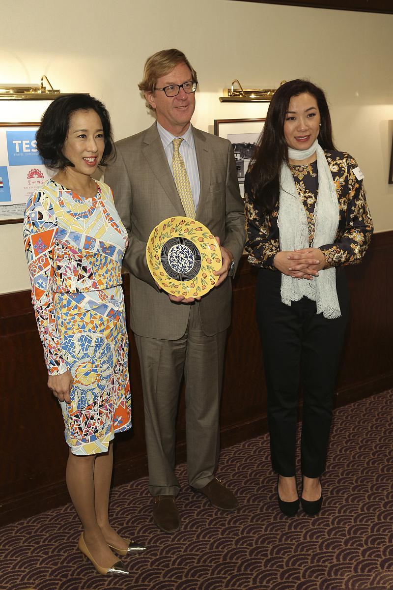 豪门媳妇朱玲玲气质显贵,黑缎旗袍配侧卡卷发,低奢显足阔太范儿