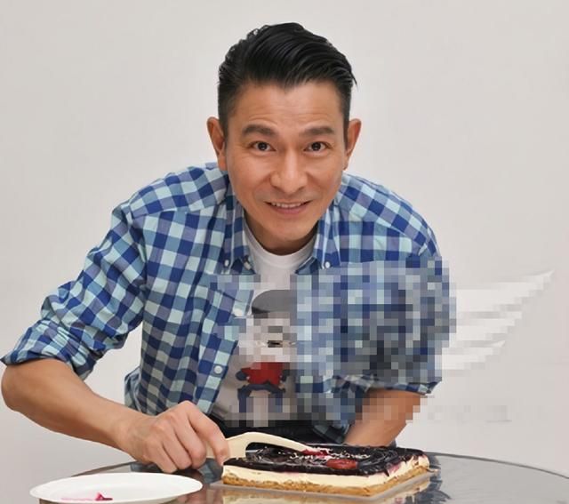 刘德华生日晒照帅气,60岁发型不输小鲜肉,刘嘉玲祝福显交情