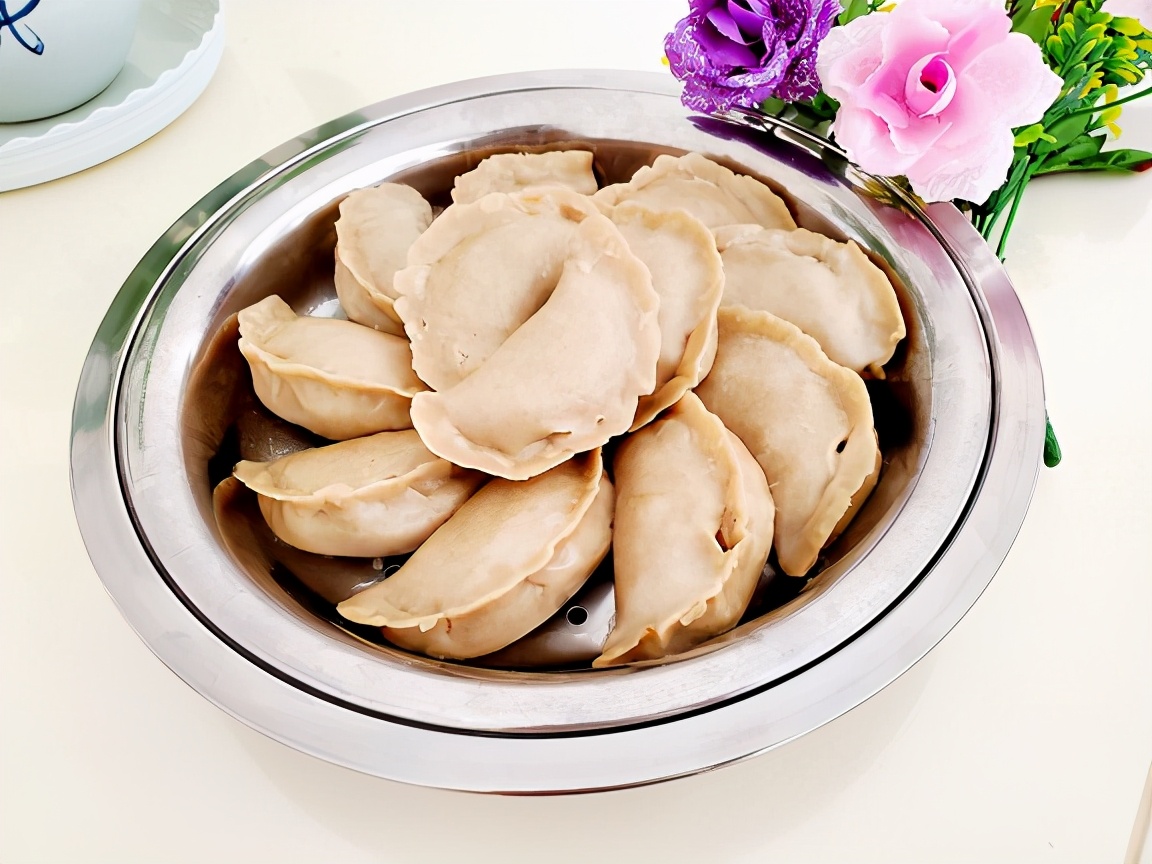 热气腾腾的莜面蒸饺,面香四溢,蘸上辣椒汁,香辣劲道,好吃到爆|莜面|蒸