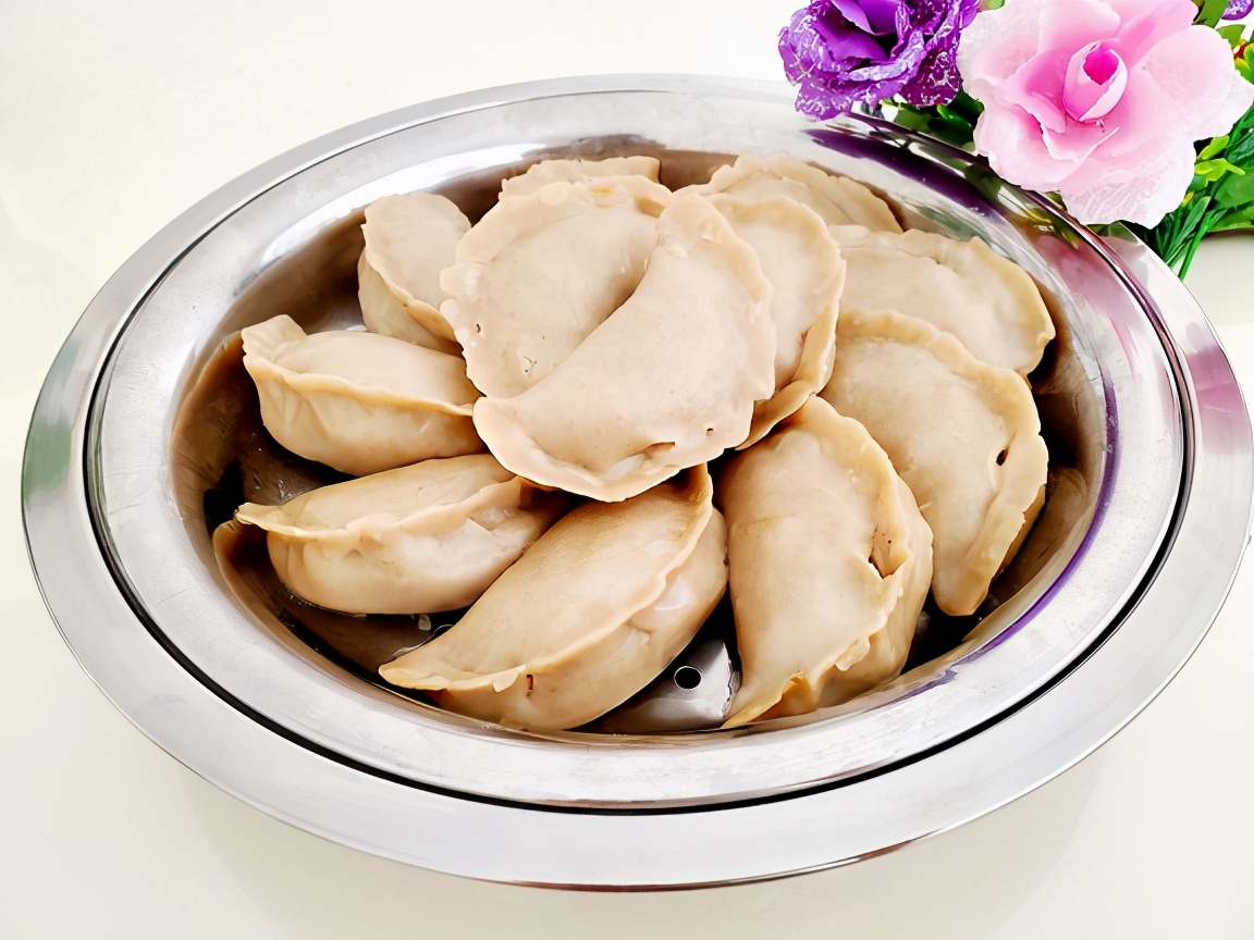 热气腾腾的莜面蒸饺面香四溢蘸上辣椒汁香辣劲道好吃到爆