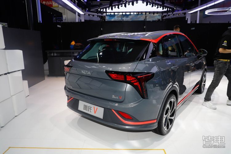 撞色设计运动风哪吒v正式亮相nedc续航401km