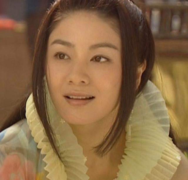 胡可饰演的张小曼是一个大家闺秀,她双十年华,美艳动人,如仙女下凡.