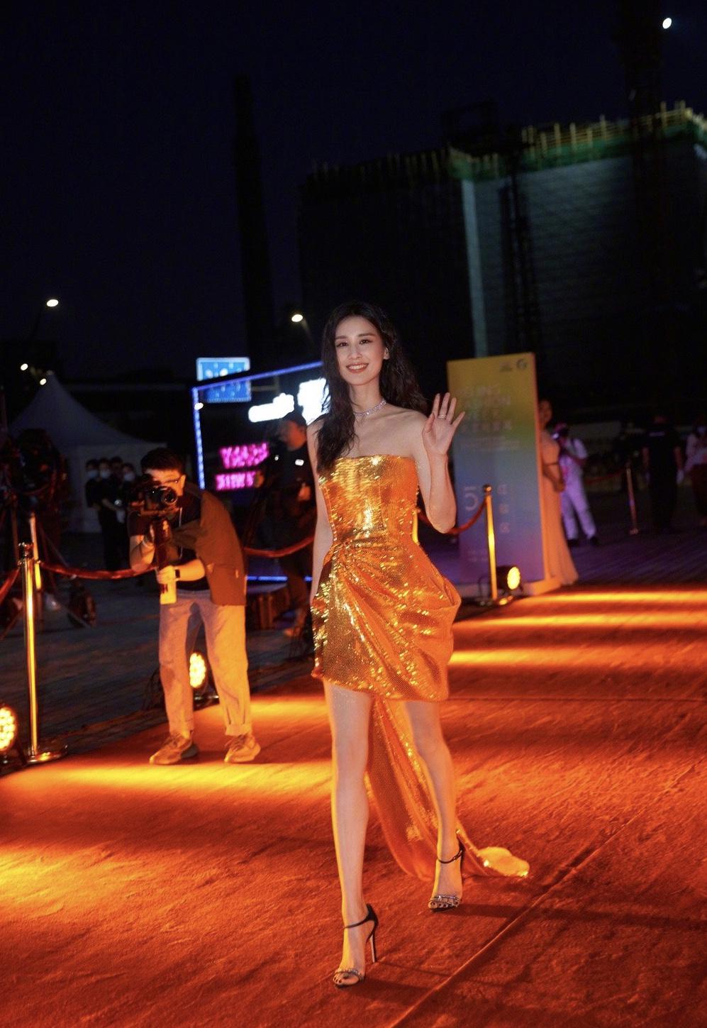 黄圣依活动最新造型,橙色礼服裙一侧吊带,明艳减龄又个性