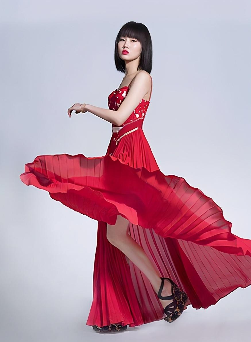歌手黄龄走机场长袖卫衣配短裤彩色袜子抢镜彰显85后活力感