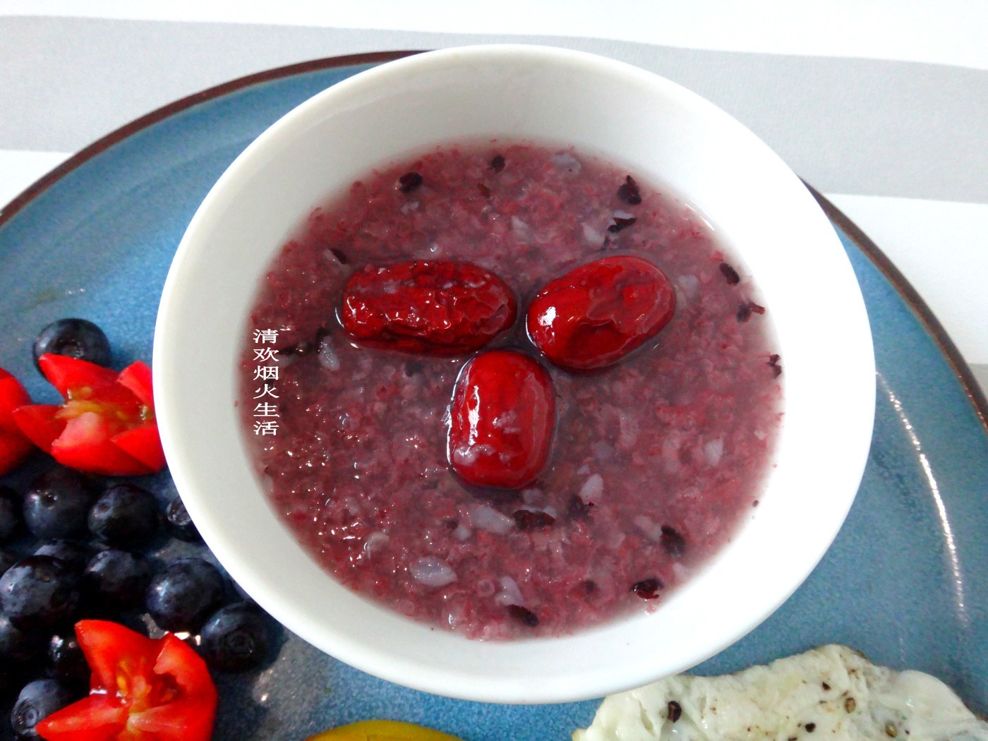 红枣紫米粥是昨天晚上临睡前用电饭煲预约煮好的,半把糯米,半把紫米淘