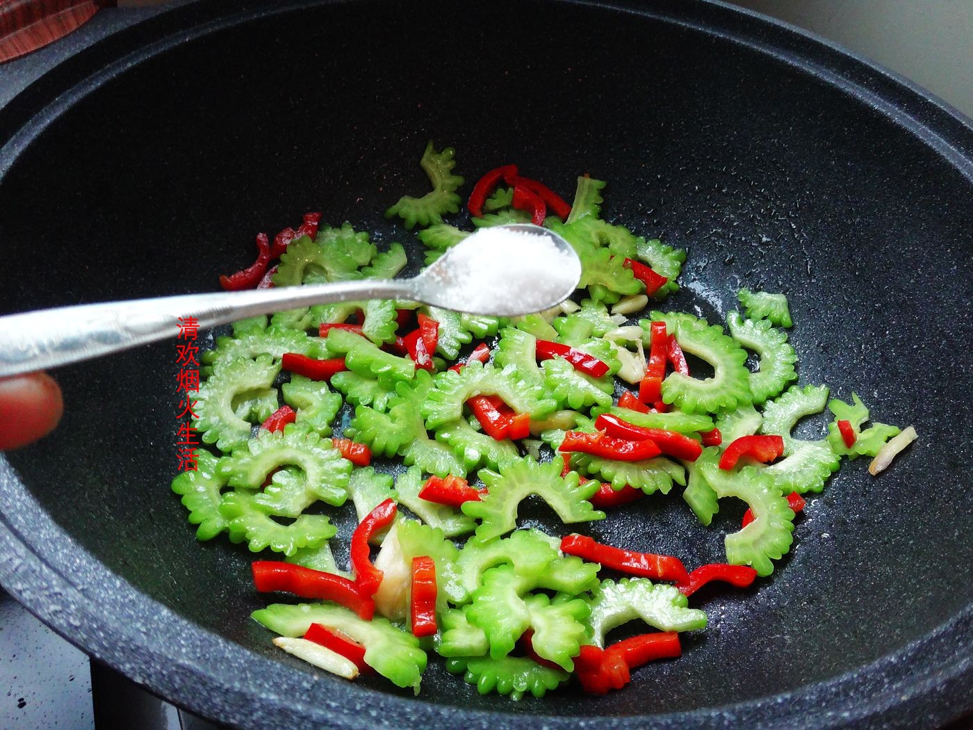 九月后,此菜要抓紧吃,上锅炒一炒,清脆爽口,我家每次做都光盘|苦瓜