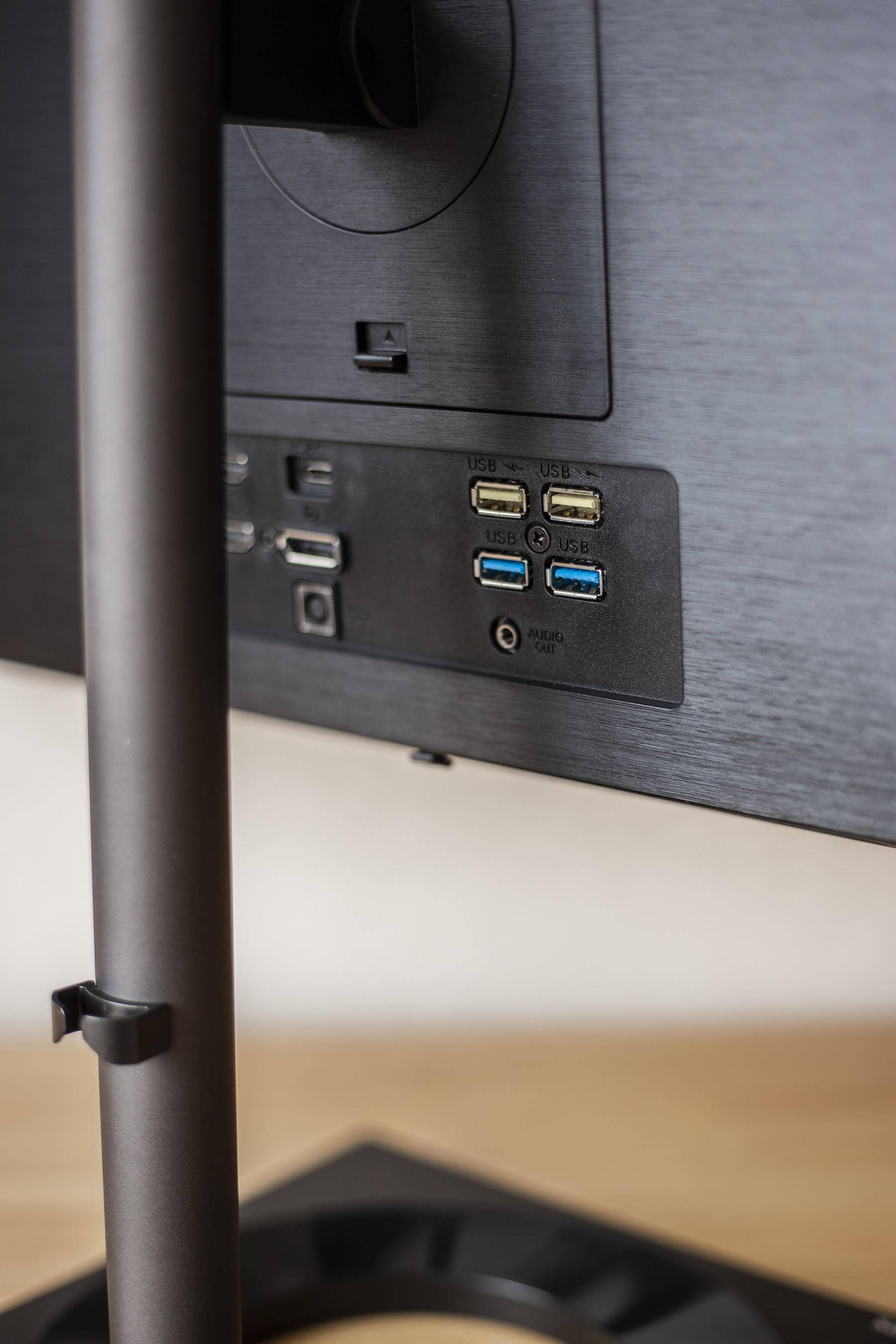 接口方面,飞利浦279c9的丰富配置给了我不少的惊喜.