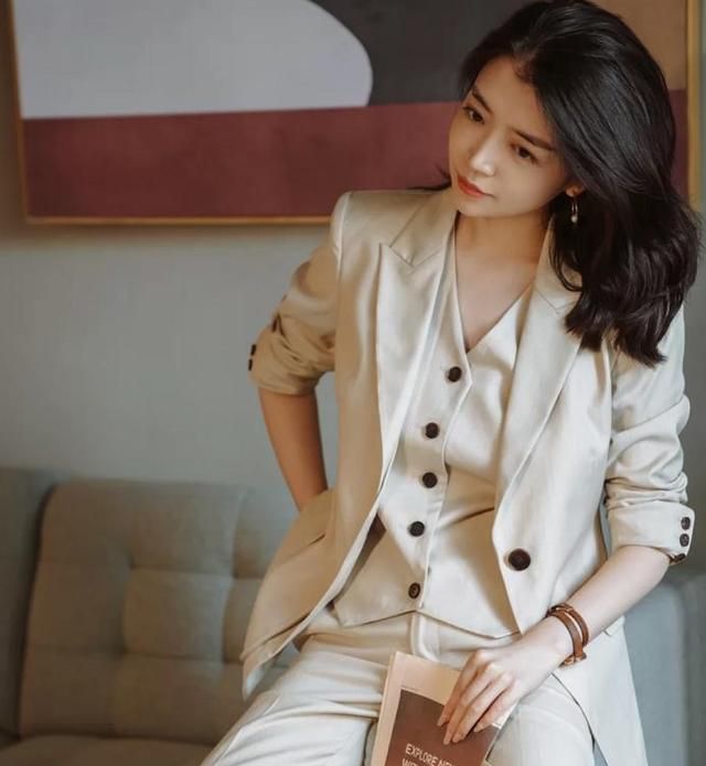 最新"秋冬穿搭"太美了,30岁女人照着穿,时髦气质