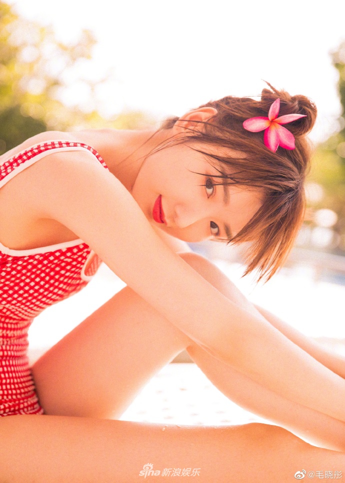 毛晓彤晒夏日泳装照甜美可爱 穿红色露背泳衣秀蝴蝶背