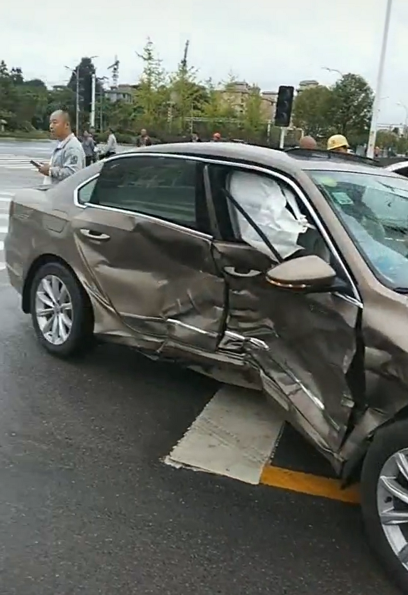 沃尔沃s90正面碰撞大众帕萨特 网友:这就是最强和最弱的差距吧