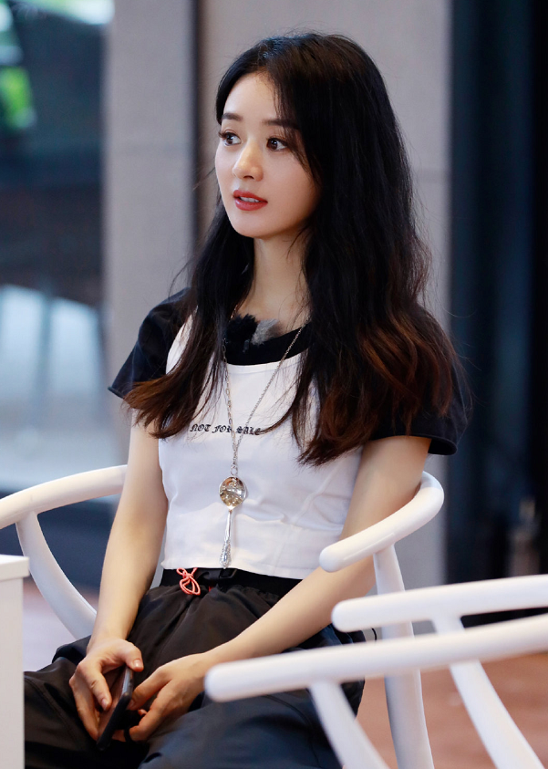 赵丽颖为了凹造型拼了18度天气穿露脐衫网友看着都冷