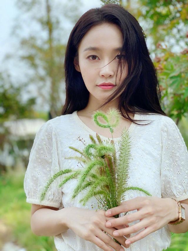 这一组写真里面张佳宁长发飘飘,女神气质十足.