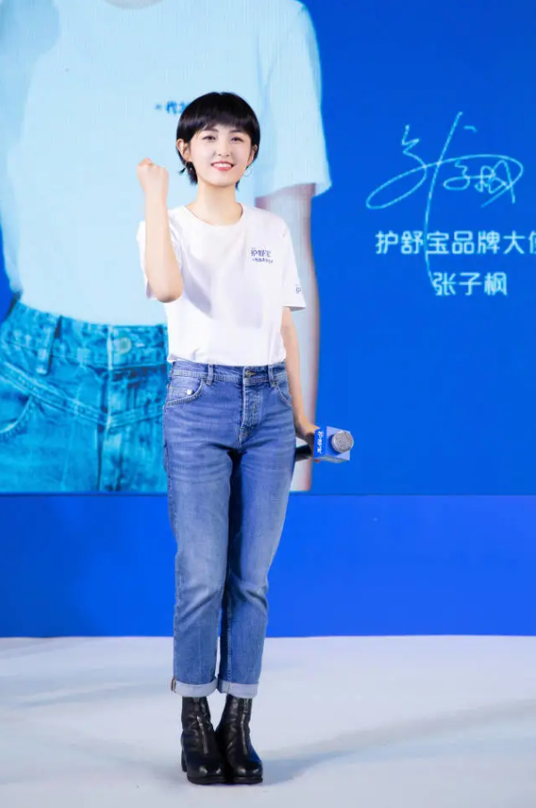 张子枫高考后放开了穿露脐装机场现身这腰也太细了