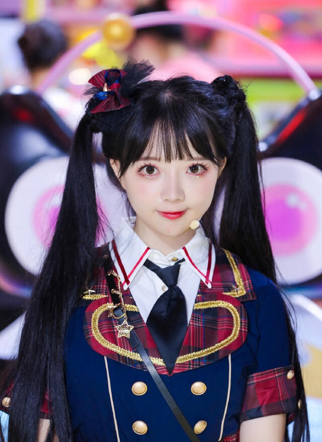 因为娇小可爱以及精致的五官,因为王奕萌也被誉为"中国第一萝莉".