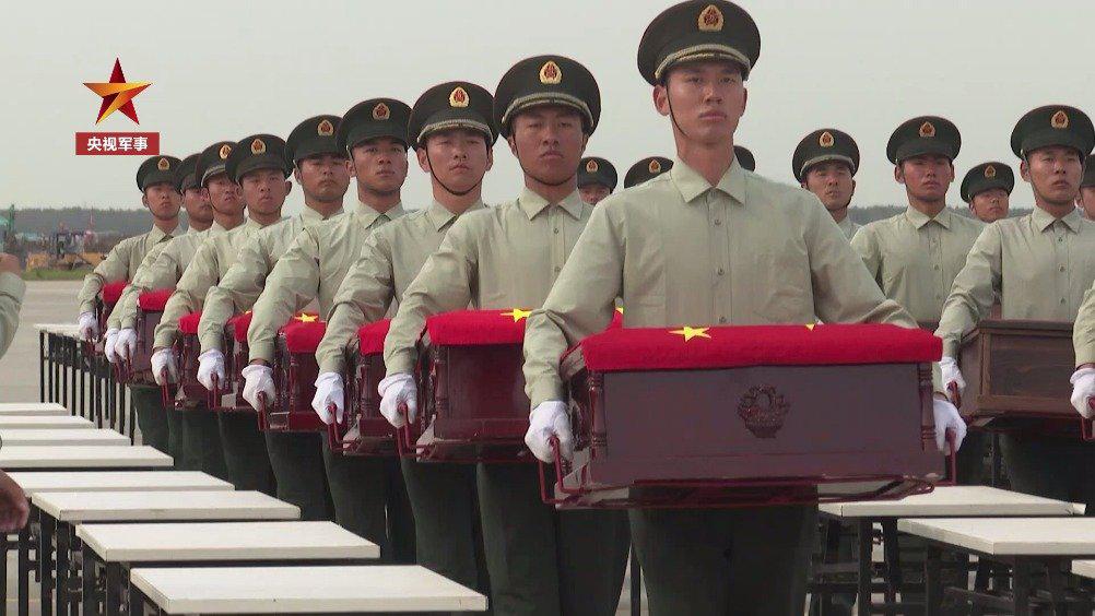 第七批志愿军烈士遗骸迎回仪式:礼兵托举烈士棺椁行进秒米不差