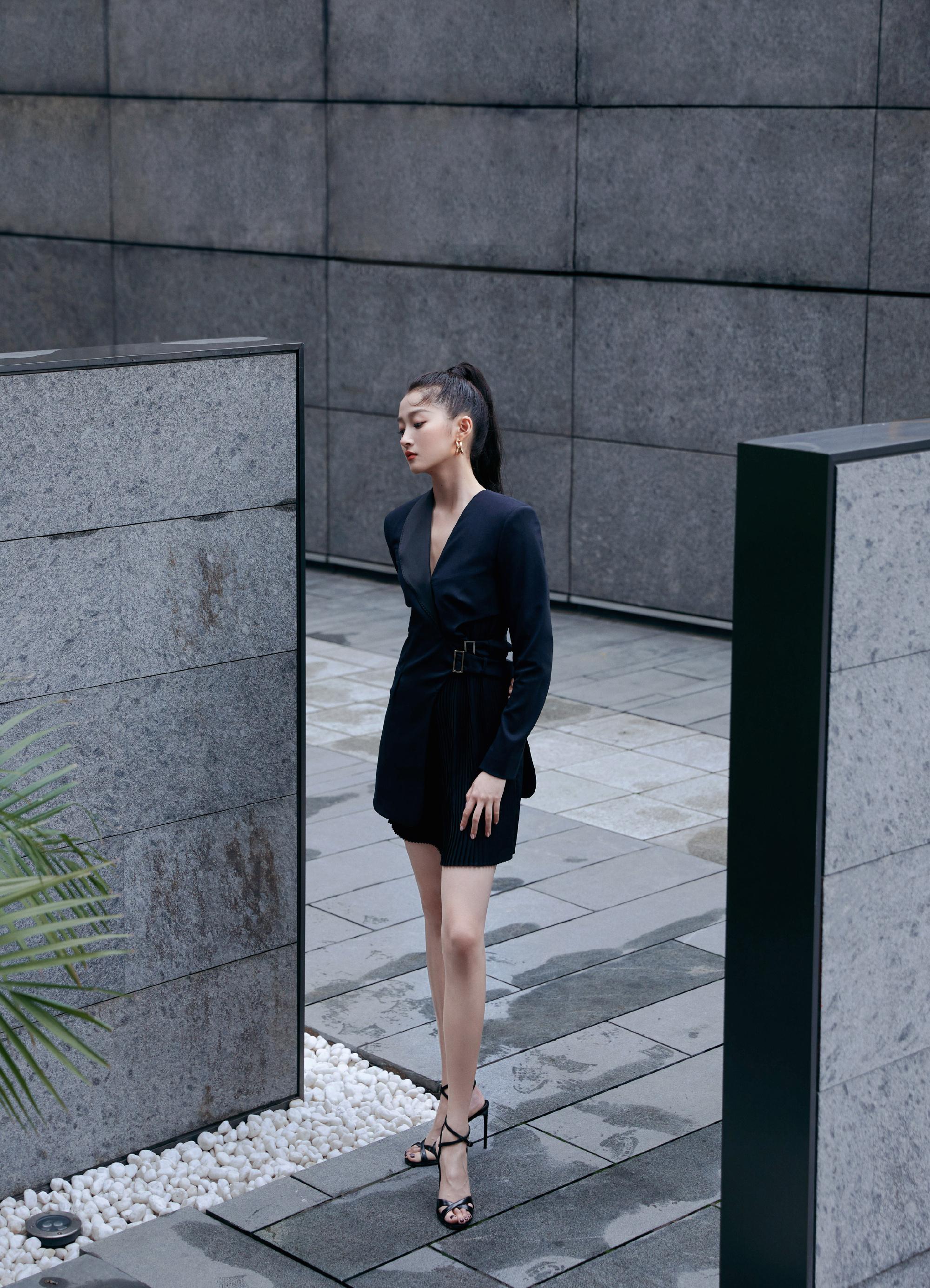 关晓彤早就该秀腿啦!一袭西装裙藏不住大长腿,扎高马尾变酷女孩