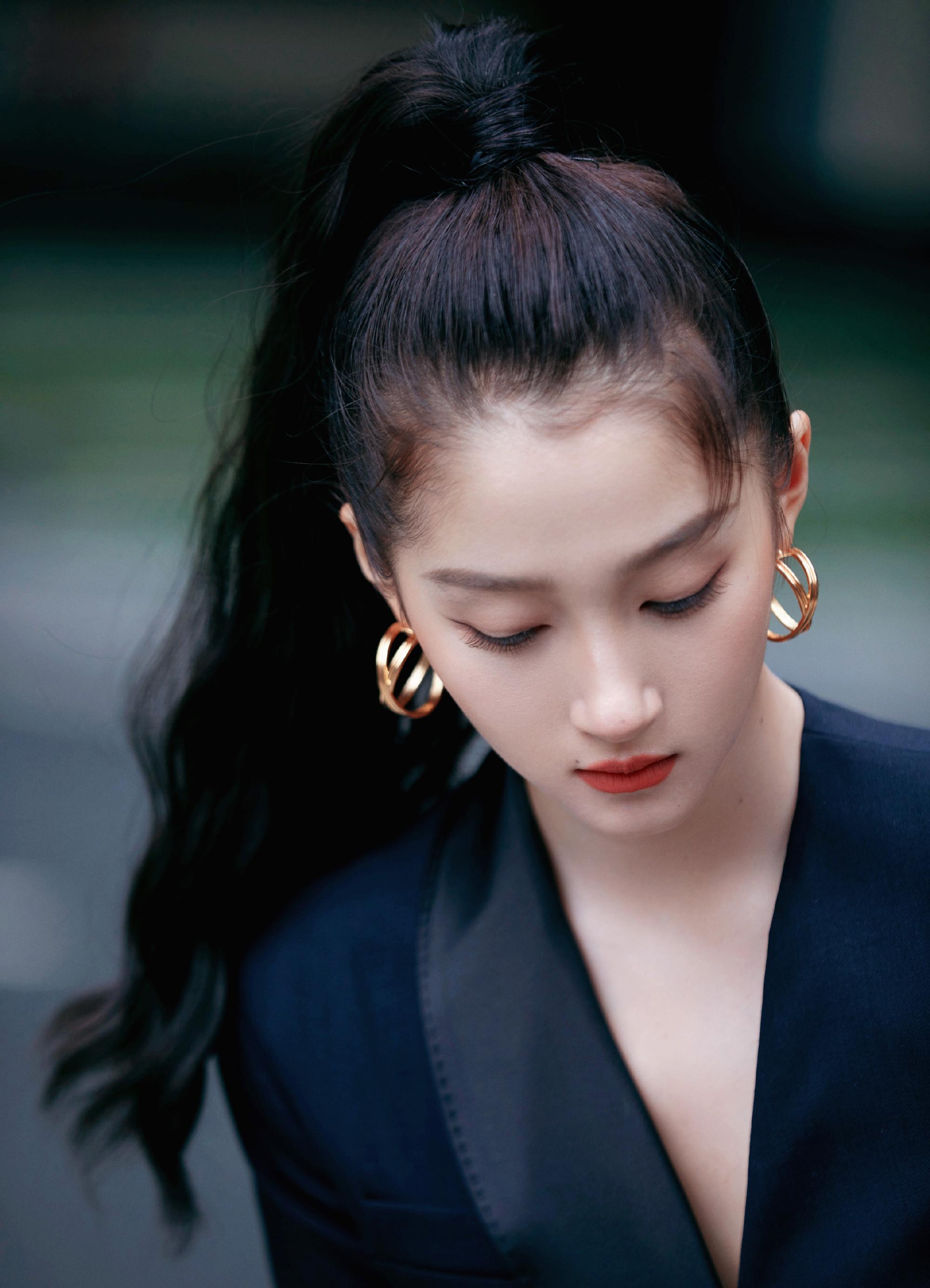 关晓彤早就该秀腿啦!一袭西装裙藏不住大长腿,扎高马尾变酷女孩