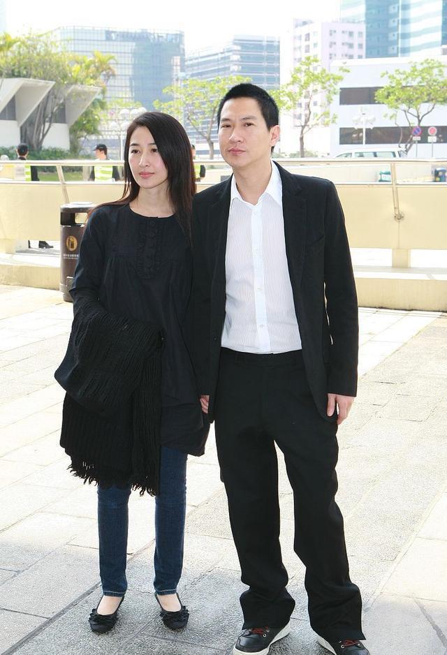 张家辉和老婆亲密现身两个人手牵手真是甜蜜简单穿搭也很时髦