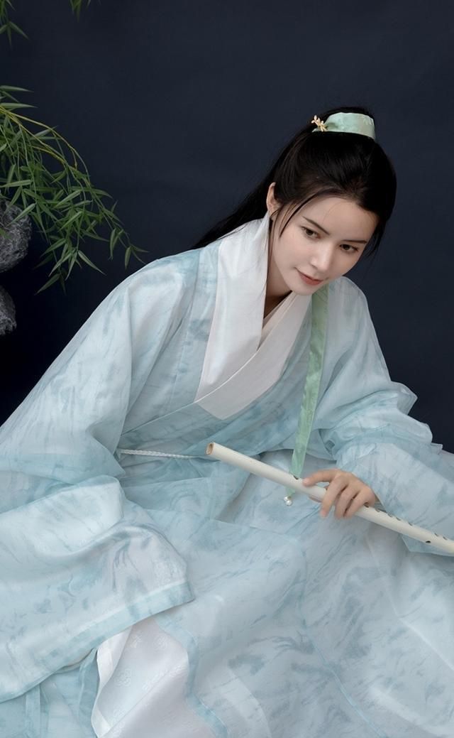 身穿汉服的翩翩公子竟是女儿身即俊俏又帅气女生看了也心动