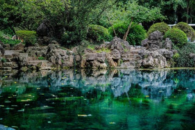 红歌音乐汇,首首充满家国情怀的经典红歌飘荡在镜山湖面水上舞台,伴