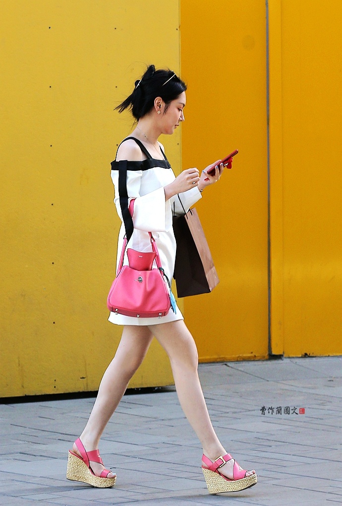 街拍坡跟鞋美女穿高度也穿气质