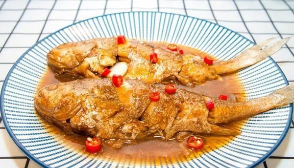 by秋实工作室混合配料:小黄花鱼2条,洋葱1段,姜1片,大蒜4片,葱4根