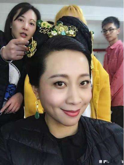 经过五年时间的缓和,黑妹终于从丈夫离开的阴影中走出来,重新进入演艺