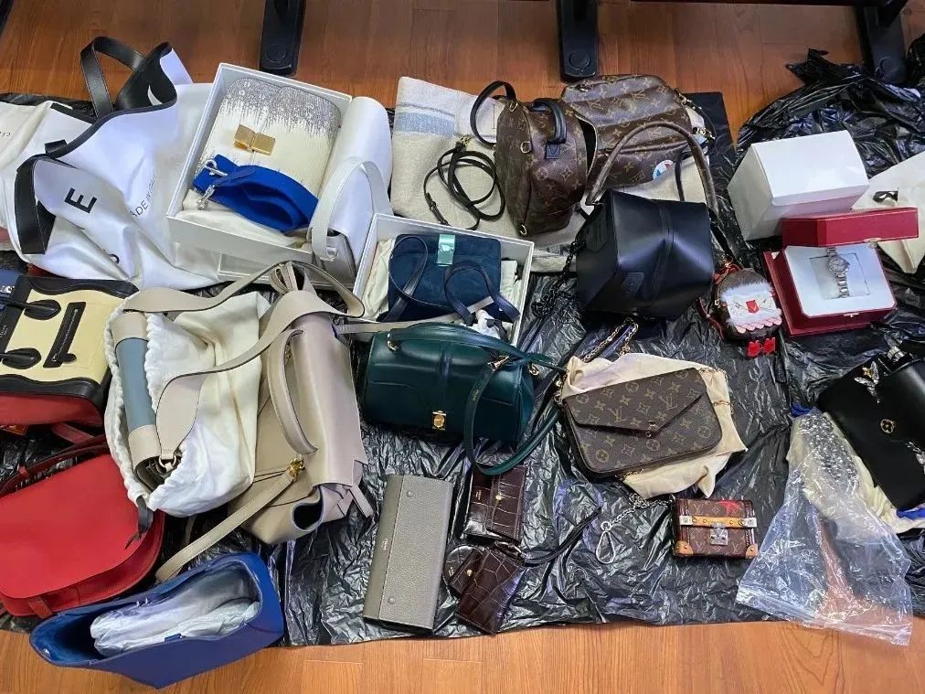 出纳入职1年贪720万!一个包20万,狂买60多件奢侈品,法官都惊了