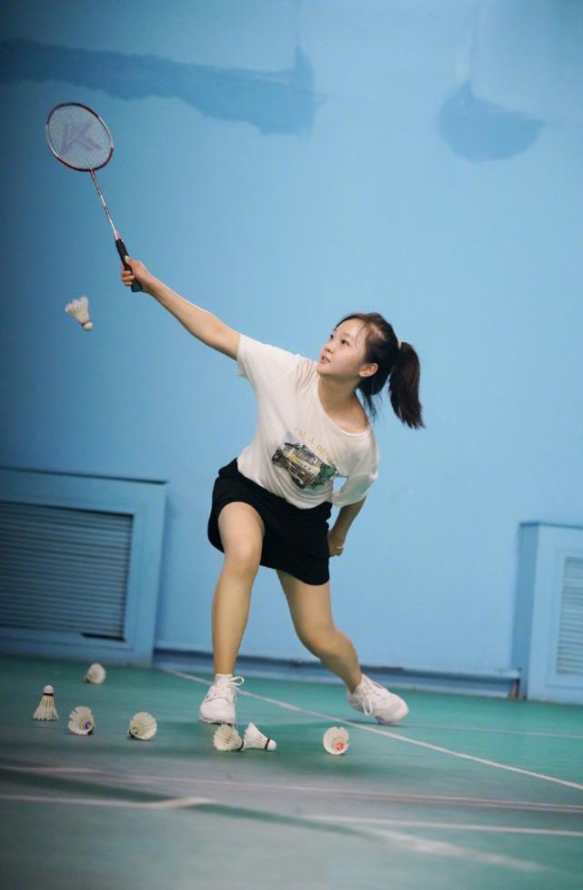 21岁林妙可婴儿肥依旧,与人合影腰间"游泳圈"全程抢镜