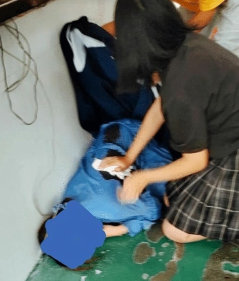 班级内的两名女同学,两名女同学当场倒地,目前两名女学生已无生命体征
