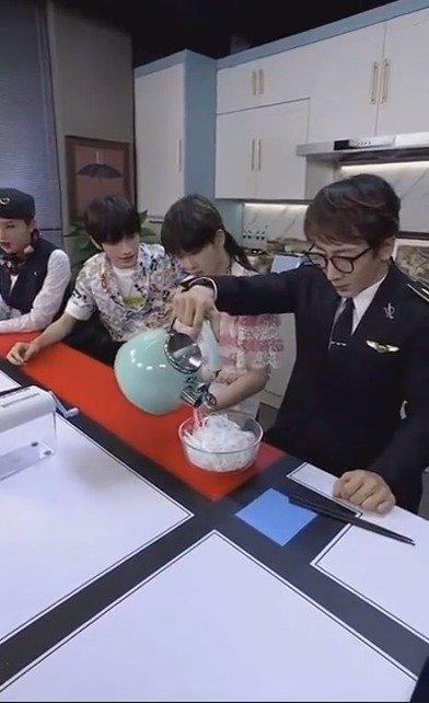 刘谦在碎纸条里倒汤搅拌几下就变成了面条