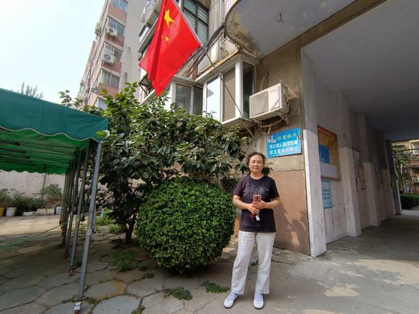 已坚持23年!每年国庆节，郑州一市民都会在窗外挂国旗休闲区蓝鸢梦想 - Www.slyday.coM