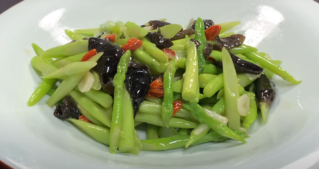清炒芦笋的正确做法,清淡味美做法简单营养丰富,吃起来脆嫩爽口