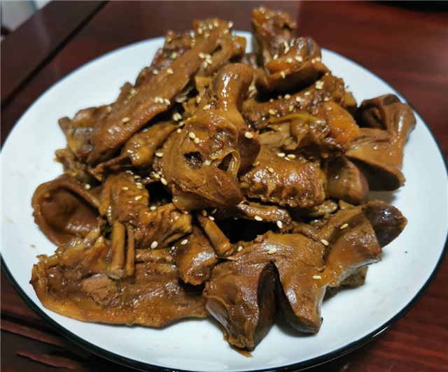 卤鸭杂,年初婆婆在老家后院用竹篱笆围了一块地,在里面养了好几只鸭子