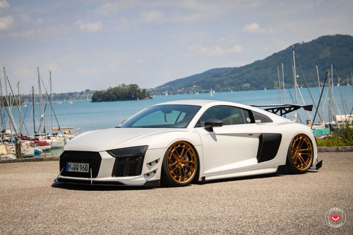 奥迪r8改装vossen lc2-c1金色轮毂和赛车车身套件