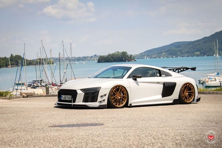 奥迪r8改装vossen lc2-c1金色轮毂和赛车车身套件