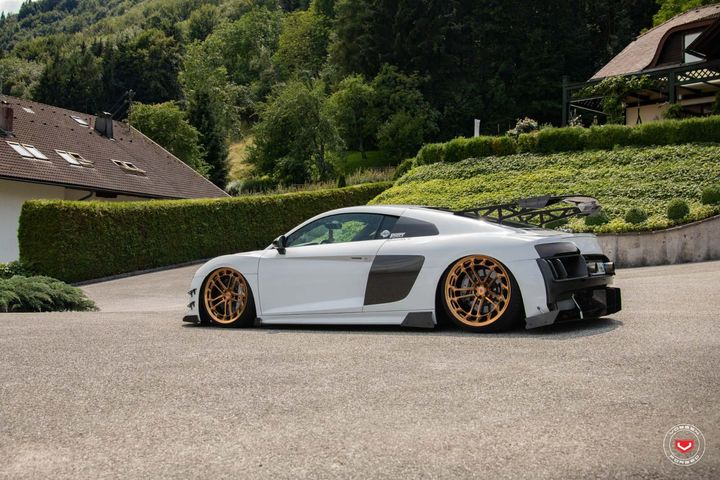 奥迪r8改装vossen lc2-c1金色轮毂和赛车车身套件