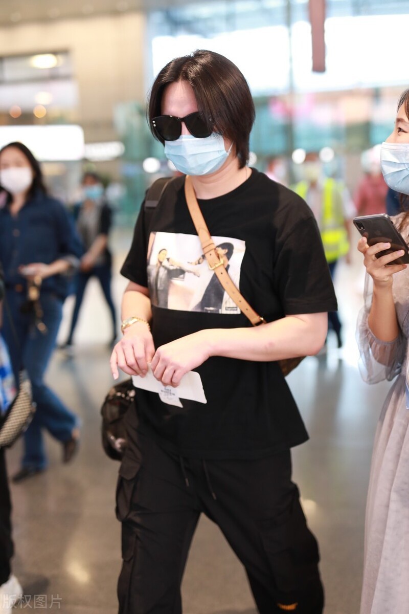 尹正穿黑t戴墨镜现身机场,身材发胖,人都快认不出