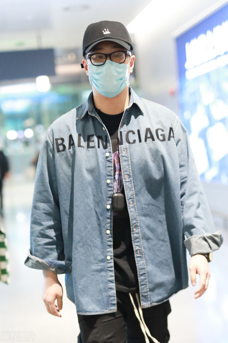 潘玮柏宣布结婚后现身机场,穿牛仔外套,戴眼镜和棒球帽很帅气|潘玮柏