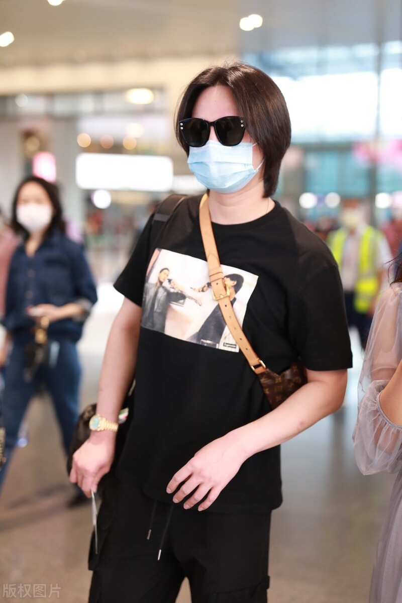 尹正穿黑t戴墨镜现身机场,身材发胖,人都快认不出