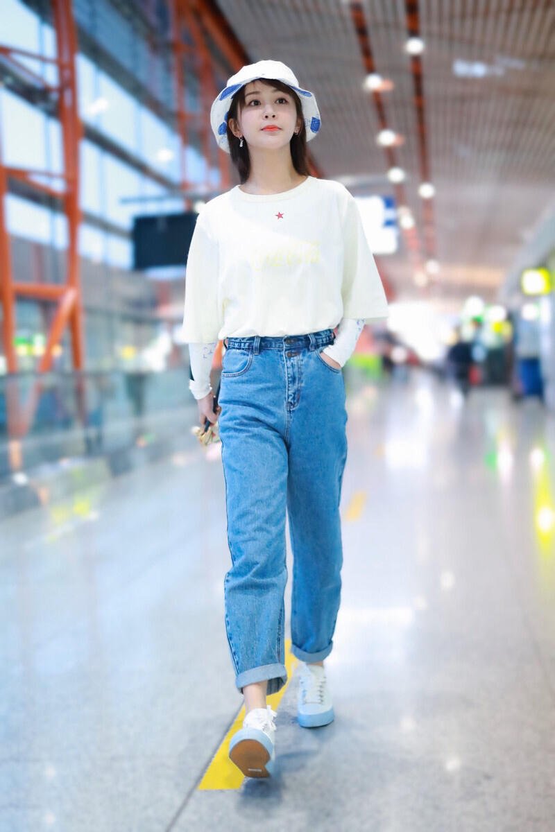 杨紫衣品又升级,白色t恤内搭打底衫看似普通,她却穿出了高级感