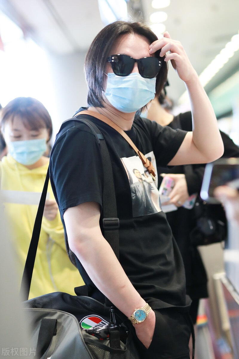 尹正穿黑t戴墨镜现身机场,身材发胖,人都快认不出