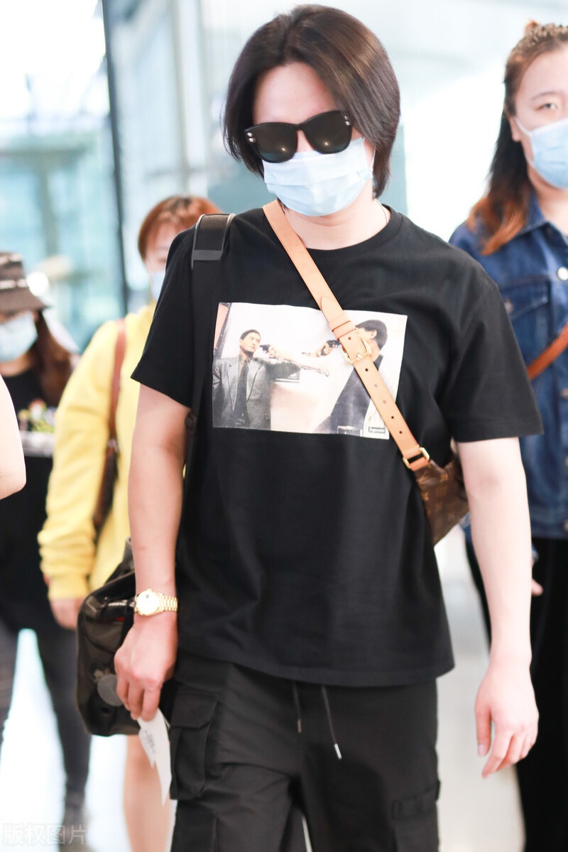 尹正穿黑t戴墨镜现身机场,身材发胖,人都快认不出
