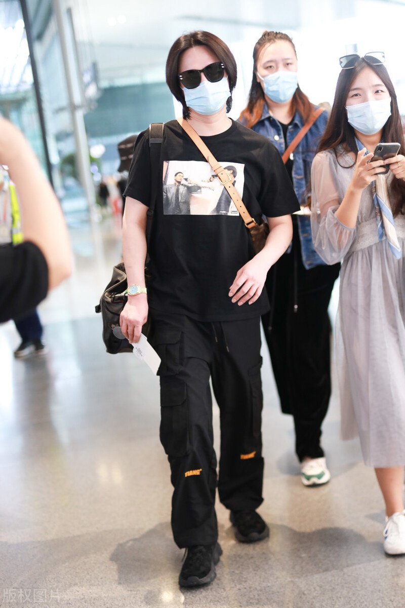 尹正穿黑t戴墨镜现身机场,身材发胖,人都快认不出