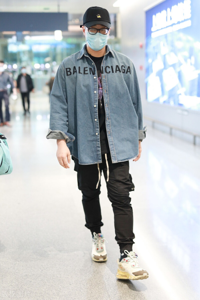潘玮柏宣布结婚后现身机场,穿牛仔外套,戴眼镜和棒球帽很帅气|潘玮柏