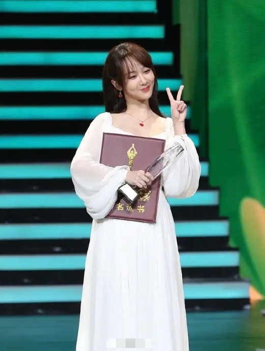 杨紫减肥成效显著?百花奖现场身材清瘦,无修图颜值依旧