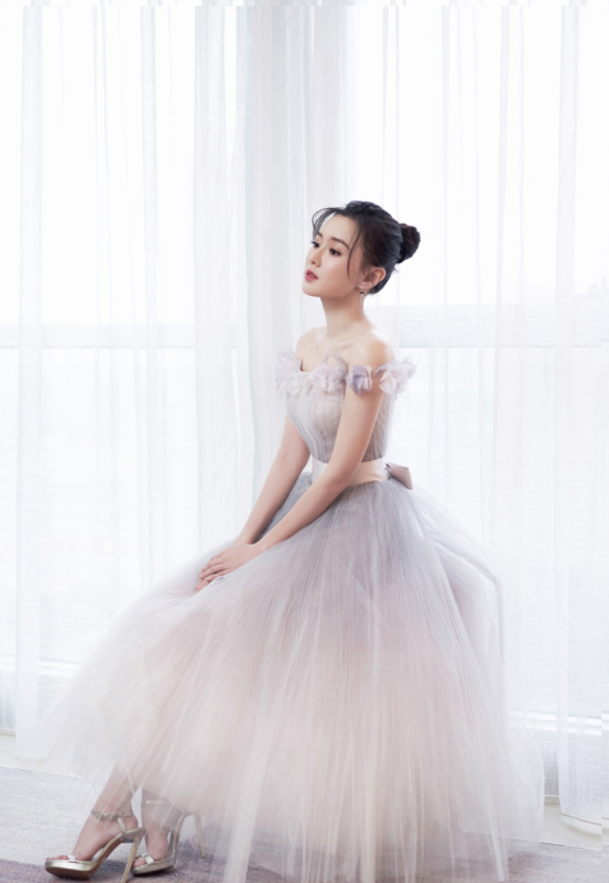 江铠同清纯感十足,穿礼服用黑色"重画"腰线,"沙漏感"抢眼