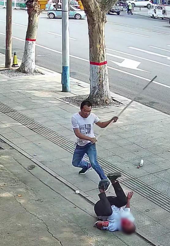 山东退伍老兵一根长棍制服持刀歹徒,获万元奖励,网友:是条汉子