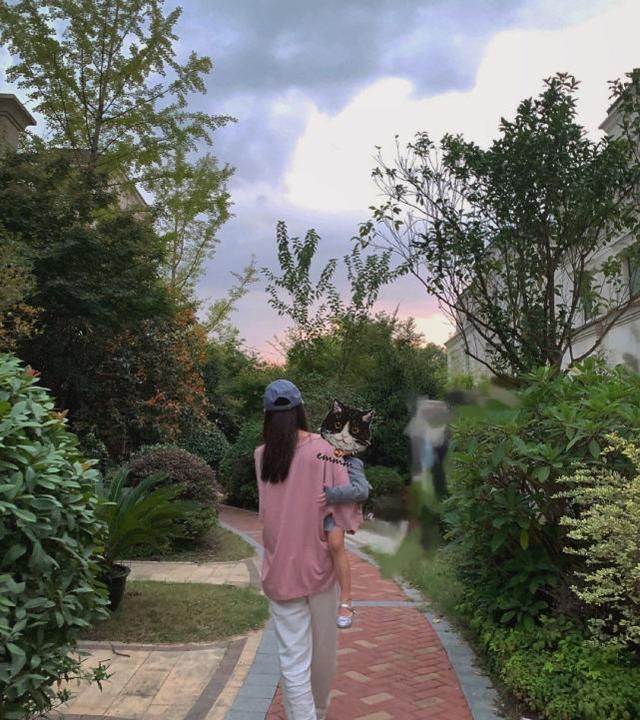 张子萱带孩子看桂花,安安光腿穿裙子,小女儿被阿姨抱着休闲区蓝鸢梦想 - Www.slyday.coM