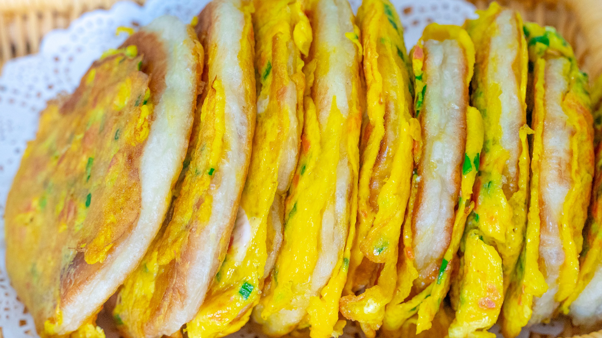 9,这个发面饼瞬间就变得格外香了,除了超级柔软以外,葱香蛋香都非常的